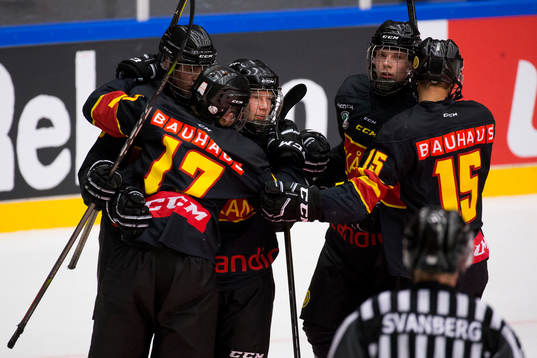Skånes Hampus Plato jublar med lagkamrater