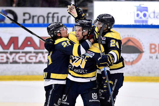 s Mattias Tedenby jublar med lagkamrater