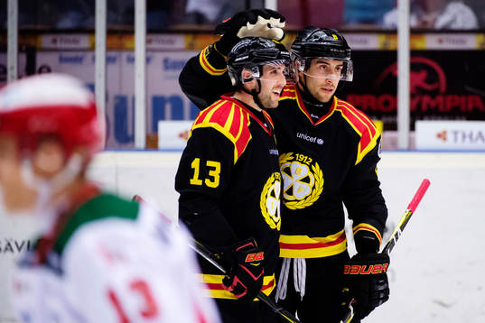Brynäs Ryan Gunderson jublar med målskytten till 4-1