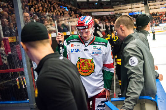 Moras David Kase lämnar båset
