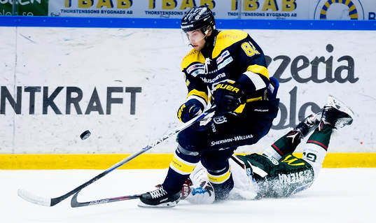 Kevin Stenlund åker ifrån en Frölundaspelare