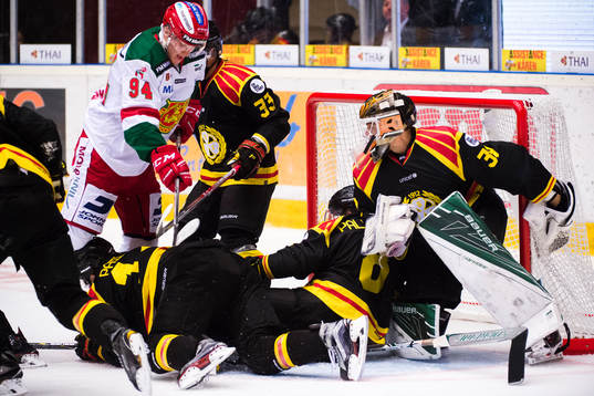 Brynäs Aaron Palushaj skadar knäet i en situation