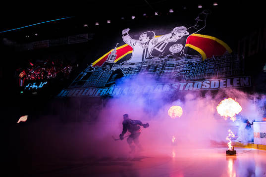 Brynäs supportrar med tifo före ishockeymatchen i SHL