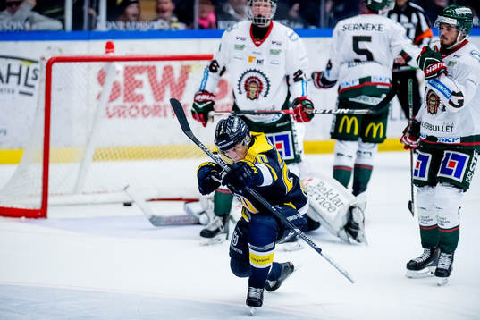 HV71 jubel Lawrence Pilut jublar