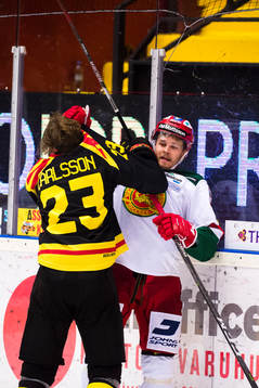 Brynäs Lucas Carlsson i bråk med Moras Jacob Nilsson