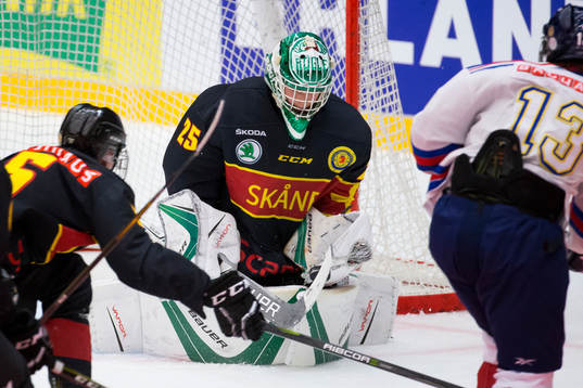 Skånes målvakt Calle Clang räddar ett skott från