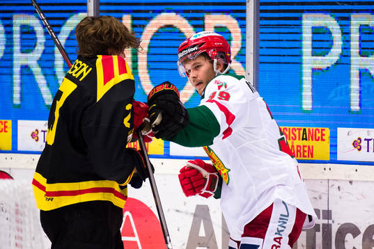 Brynäs Lucas Carlsson i bråk med Moras Jacob Nilsson
