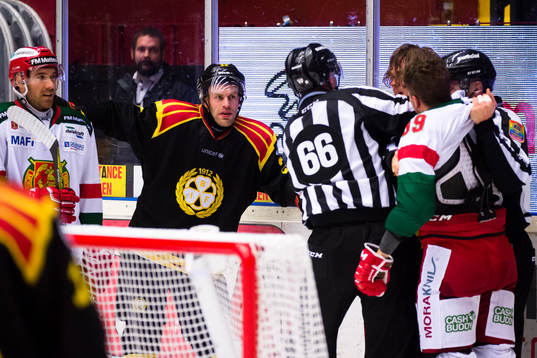 Moras Andrew Rowe och Brynäs Jörgen Sundqvist ser på