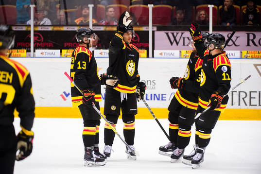 Brynäs Ryan Gunderson och Kevin Clark jublar
