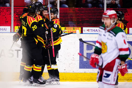 Brynäs Simon Bertilsson jublar med lagkamrater