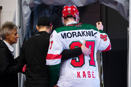 Moras David Kase lämnar planen