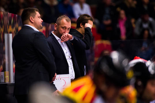 Moras assisterande tränare Mikael Johansson deppar