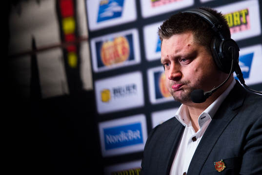 Moras tränare Mattias Karlin deppar