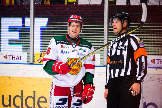 Moras Michael Haga och domare Andreas Harnebring