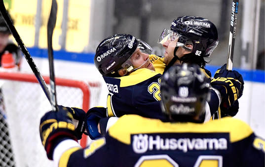Mattias Tedenby jublar med Kevin Stenlud