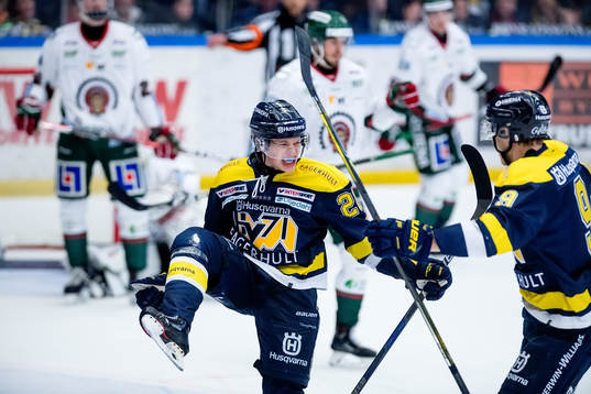 HV71 jubel Lawrence Pilut jublar