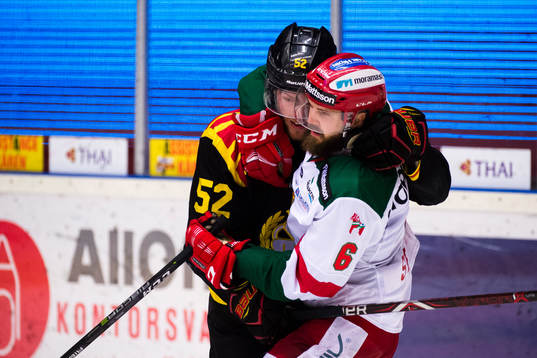 Brynäs Christopher Liljewall i bråk med Moras Steven Seigo