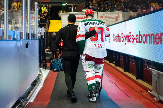 Moras David Kase lämnar båset