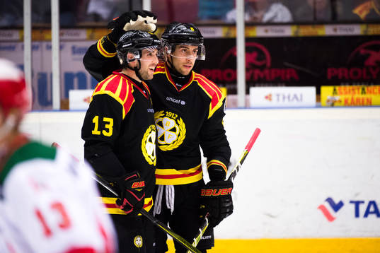 Brynäs Ryan Gunderson och Aaron Palushaj jublar