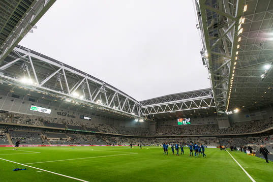 Halmstads spelare värmer upp på Tele2 Arena