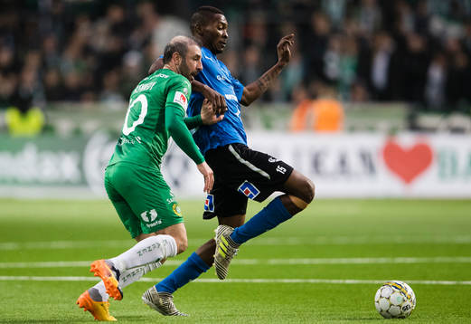 Hammarbys Kennedy Bakircioglu i kamp om bollen med