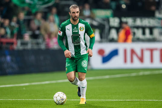 Hammarbys Kennedy Bakircioglu med bollen