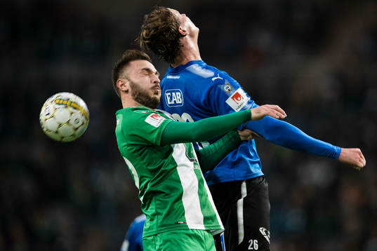 Hammarbys Muamer Tankovic i en nickduell med Halmstads