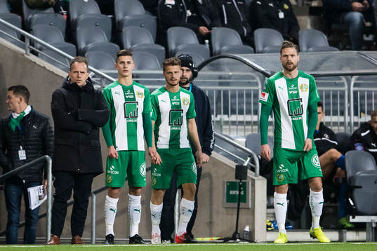 Hammarbys tränare Jakob Michelsen väntar på att byta in