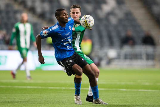 Halmstads Aboubakar Keita i kamp om bollen med Hammarbys