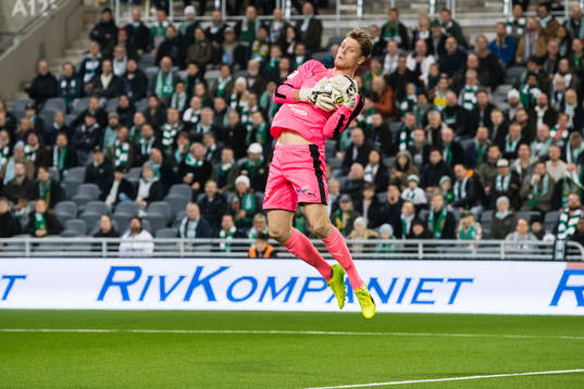 Halmstads målvakt Malkolm Nilsson med en räddning