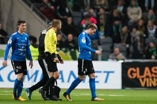 Halmstads Gabriel Gudmundsson kliver av planen med en