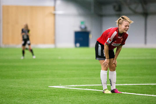 LB07s Emilia Ostrell  har ont
