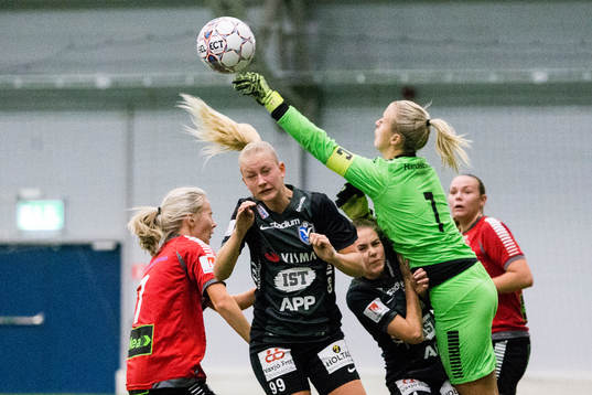 LB07s målvakt Lina Lundgren boxar bort bollen på en hörna