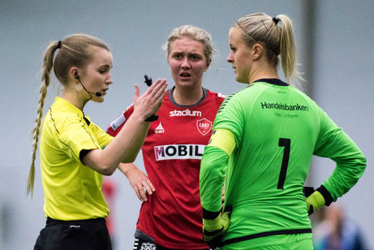 Domaren Amelie Bergstrand i diskussion med LB07s målvakt