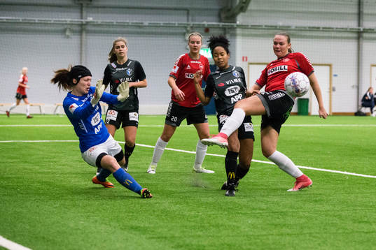 Målchans för LB07 framför Växjös målvakt Jennie