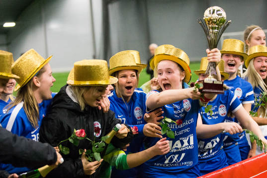 Eskilstunas lagkapten Jonna Giocondi höjer pokalen