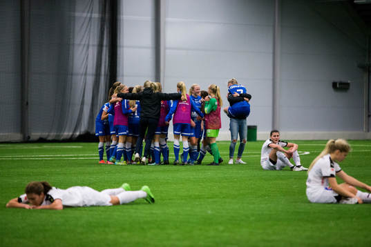 Eskilstunas spelare jublar framför deppande Umeåspelare