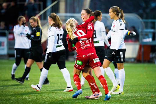 Piteås Felicia Karlsson och Elin Bragnum jublar
