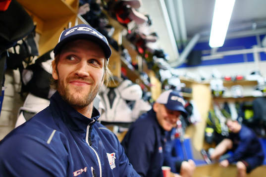 Linköpings Sebastian Karlsson före ishockeymatchen i SHL