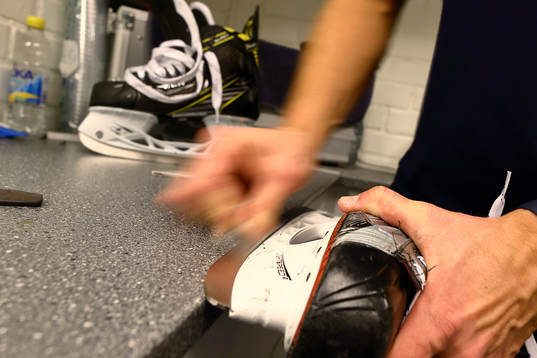 Skridskor slipas och bryns före ishockeymatchen i SHL