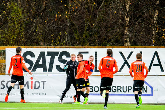 Joakim Hammersland of Åsane celebrates with Erik Huseklepp