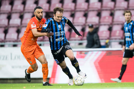 Sirius Niklas Busch Thor i kamp om bollen med AFC
