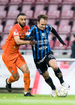 Sirius Niklas Busch Thor i kamp om bollen med AFC