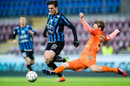 Sirius Ian Sirelius och AFC Eskilstunas Robert Åstedt