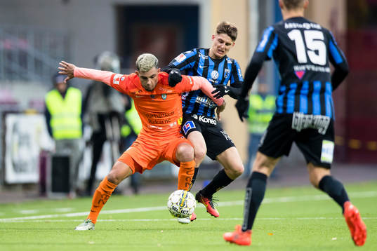 AFC Eskilstunas Farshad Noor i kamp om bollen med Sirius