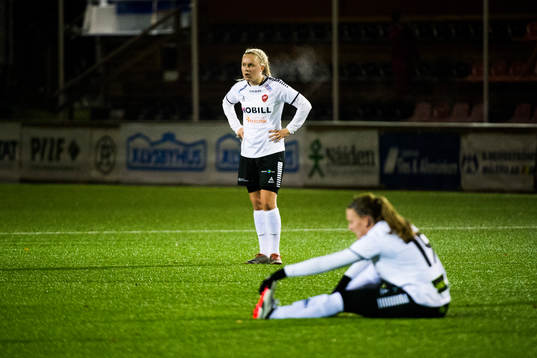 LB07s Iina Salmi och Rebecka Persson deppar