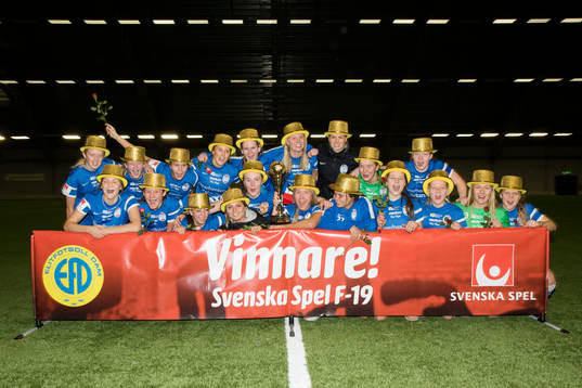 Eskilstuna United firar segern i finalen i Svenska spel F19