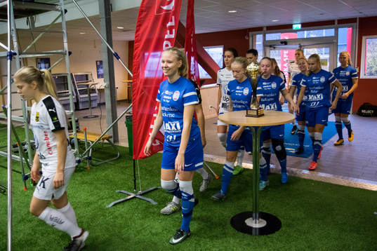 Eskilstuna och Umeå vandrar in på planen innan finalen i