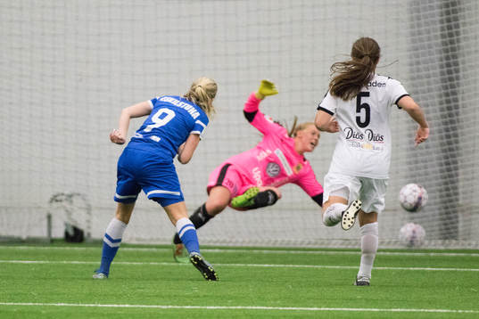 Eskilstunas Cornelia Ellefors gör 2-1 målet