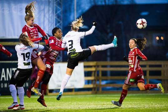 Piteås Nina Jakobsson och Madelen Janogy till vänster och